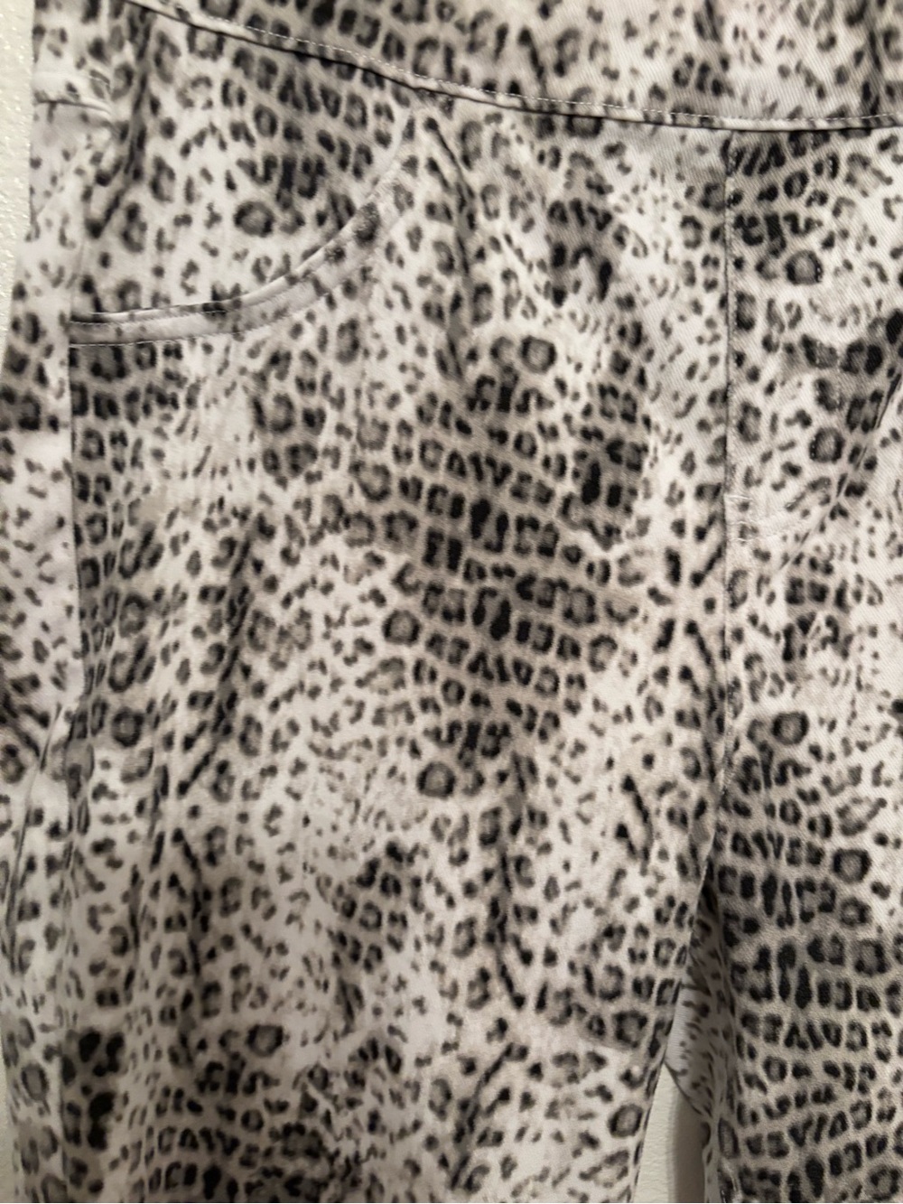 Hue Leopard Print lightweight denim legging crop length - Black and White M - Picture 3 of 7